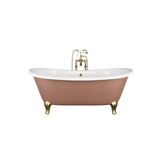 Eine freistehende Badewanne in Braun mit goldenen Füßen und Armaturen.