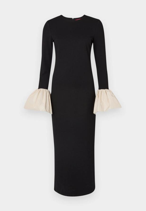 Ein schwarzes, langes Kleid mit langen Ärmeln und beigen Manschetten.
