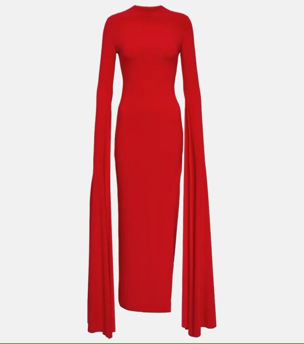 Ein rotes, eng anliegendes Kleid mit langen, herabhängenden Ärmeln.