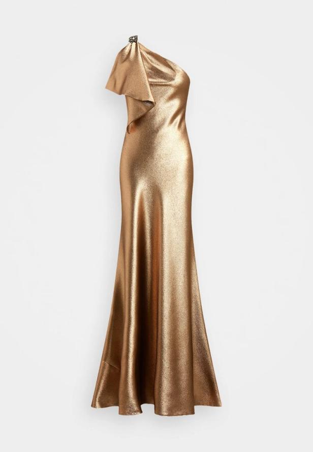 Ein goldenes, glänzendes Abendkleid mit einer Schulter und einer Brosche.
