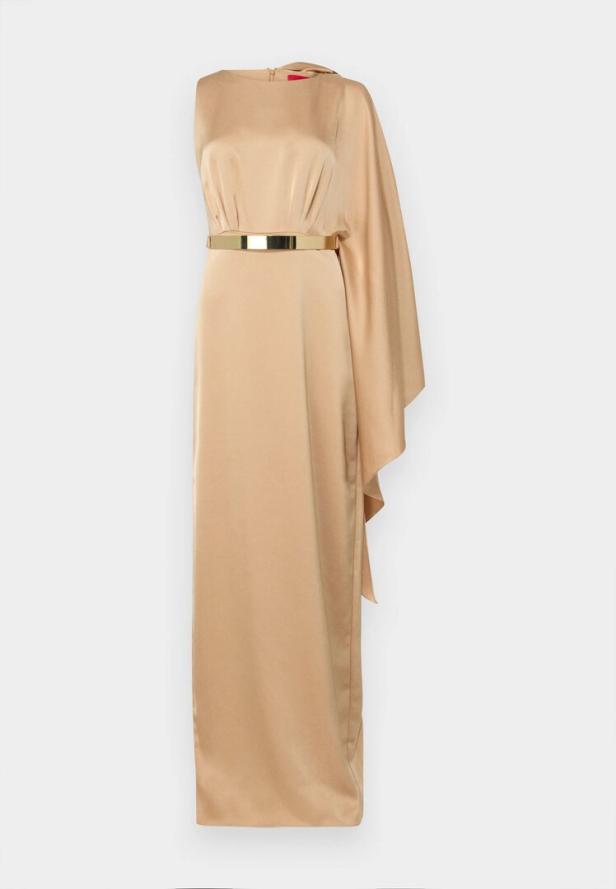 Ein langes, beigefarbenes Kleid mit einem goldenen Gürtel und einem Ärmel.