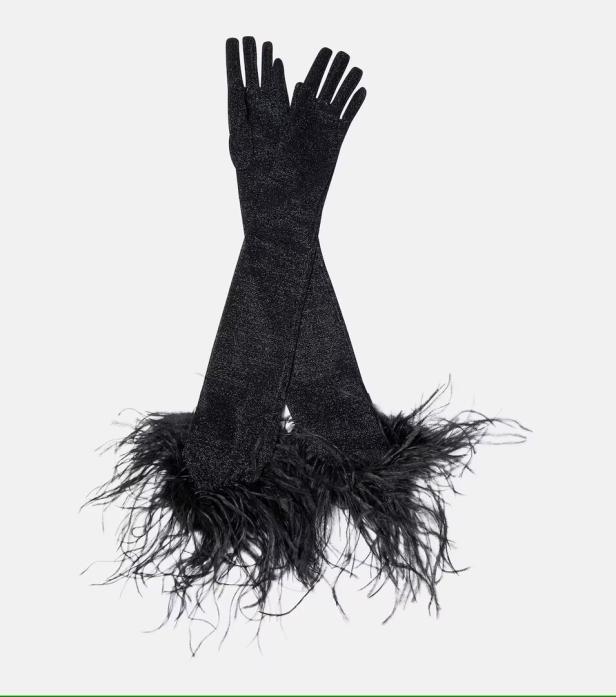 Ein Paar lange, schwarze Handschuhe mit Federn liegen übereinander.
