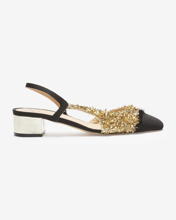 Ein schwarzer Slingpumps mit goldenen Applikationen und einem silberfarbenen Blockabsatz.