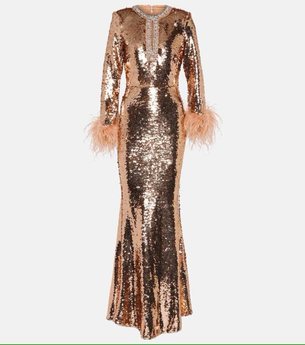 Ein goldenes, paillettenbesetztes Abendkleid mit langen Ärmeln und Federbesatz an den Manschetten.
