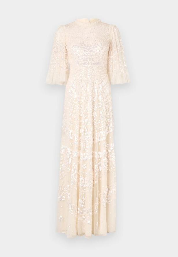 Ein langes, cremefarbenes Kleid mit Pailletten und kurzen Ärmeln.