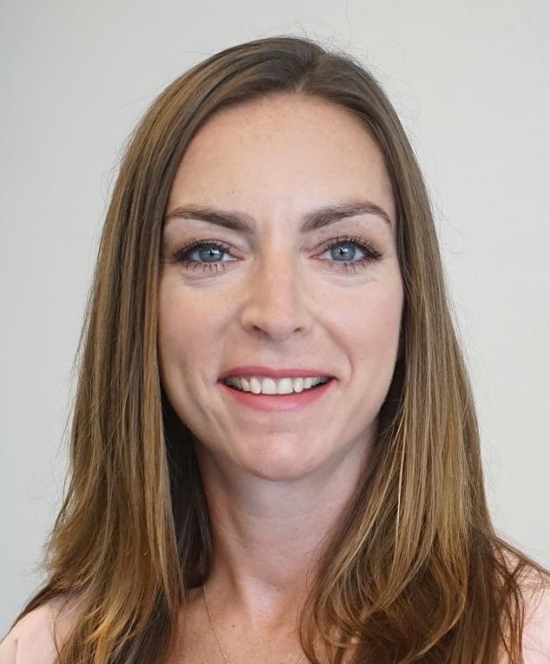 Martens Christin, Chefredakteurin BusinessInsider.de Porträt einer lächelnden Frau mit langen, braunen Haaren.