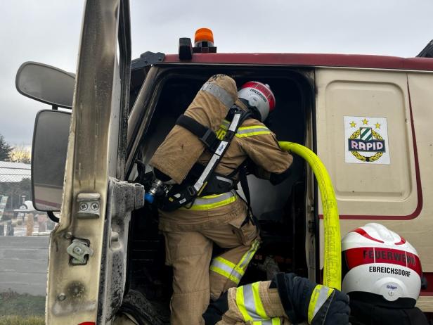 Ebreichsdorf: Gemeinde-Lkw brannte aus - Müllwagenfahrer half löschen