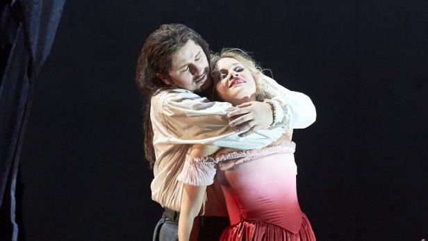 Wiener Szenenfotos und die Handlung des "Rigoletto"