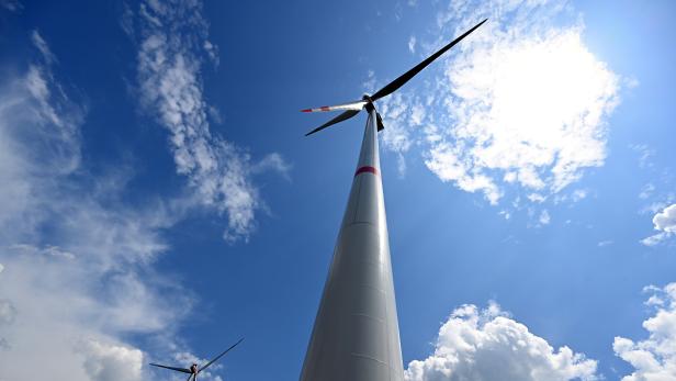 Abstimmung über ein Verbot von Windrädern in Kärnten Winderräder vor bewölktem Himmel