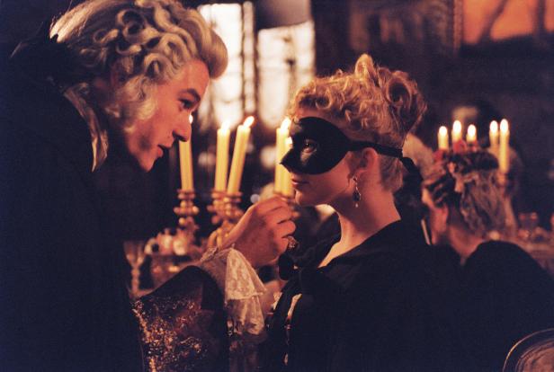 Szene aus dem Film „Casanova“ mit einem Mann und einer maskierten Frau bei Kerzenlicht.