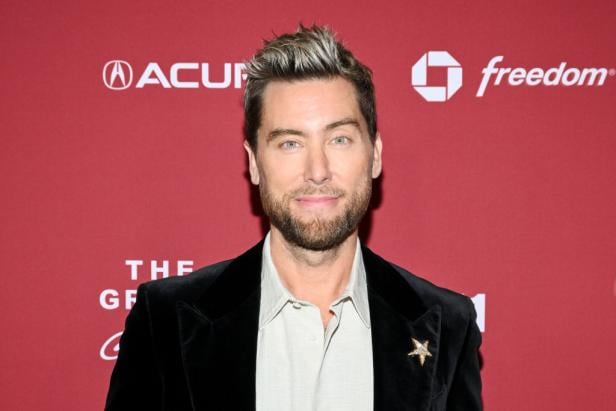 Die skurrilsten Ängste und Phobien der Stars Ein Porträt von Lance Bass auf einem roten Teppich.