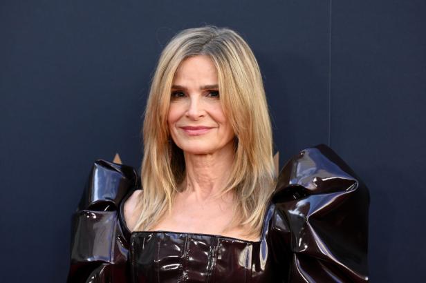 Die skurrilsten Ängste und Phobien der Stars Kyra Sedgwick in einem glänzenden, dunklen Kleid mit Puffärmeln.