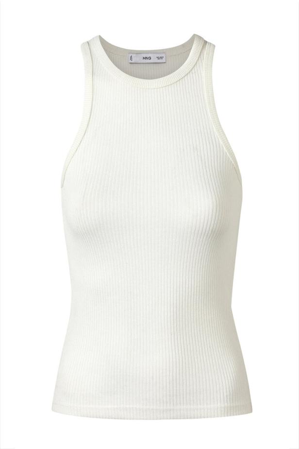 Ein geripptes, ärmelloses Top in Weiß von Mango.
