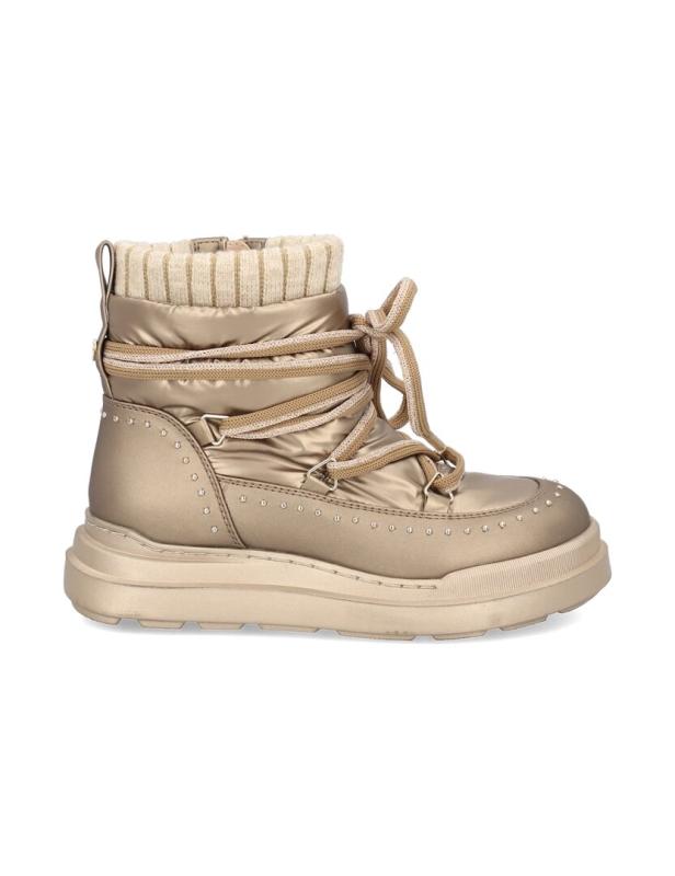 Ein goldfarbener Winterstiefel mit Schnürsenkeln und geripptem Schaft.