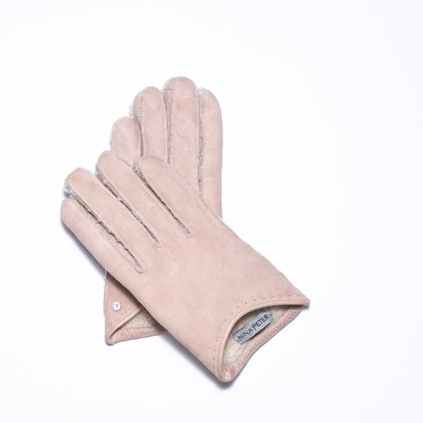 Ein Paar rosafarbene Lederhandschuhe der Marke Nina Peter liegen auf einem weißen Hintergrund.