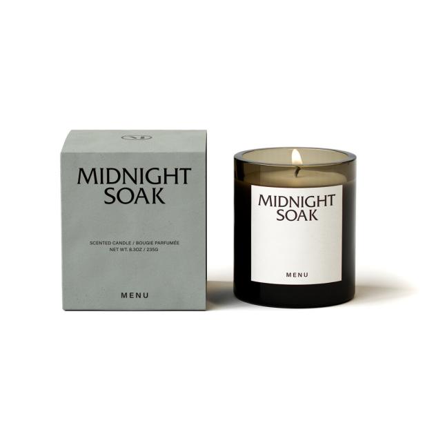 Eine Duftkerze der Marke „Menu“ mit der Aufschrift „Midnight Soak“ und eine passende Verpackung.