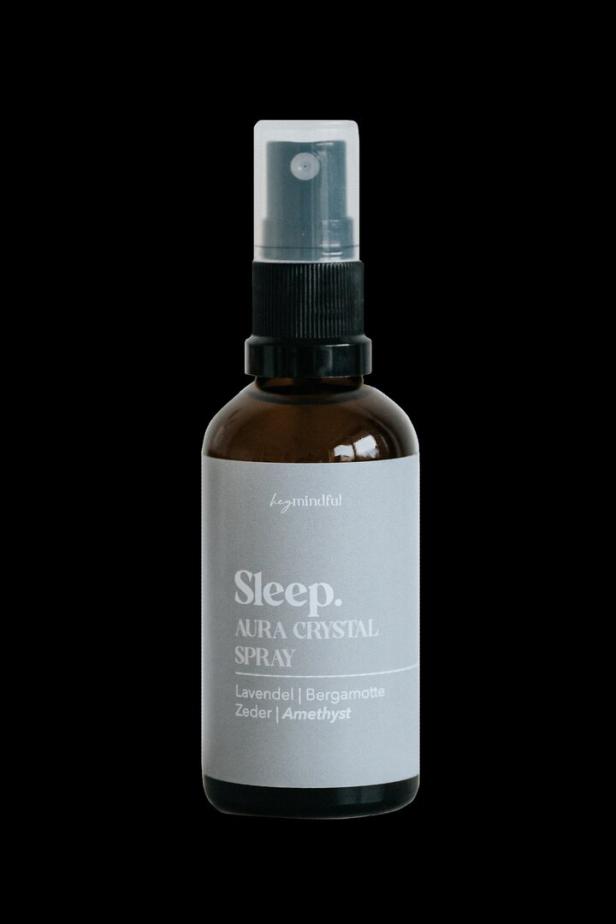 Eine Sprühflasche „Sleep. Aura Crystal Spray“ mit Lavendel-, Bergamotte- und Zedernholzduft.
