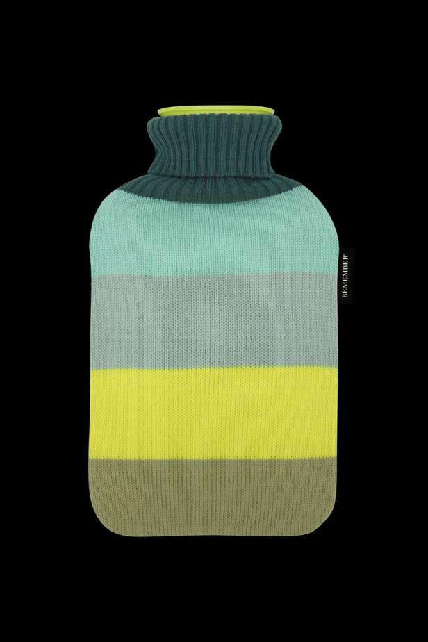 Eine gestreifte Wärmflasche mit einem gestrickten Bezug von Remember.
