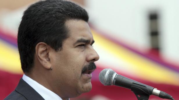 Nicolás Maduro spricht in ein Mikrofon.