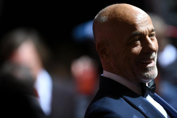 Bavarian Film Award Ein Mann mit Anzug und Fliege lächelt.