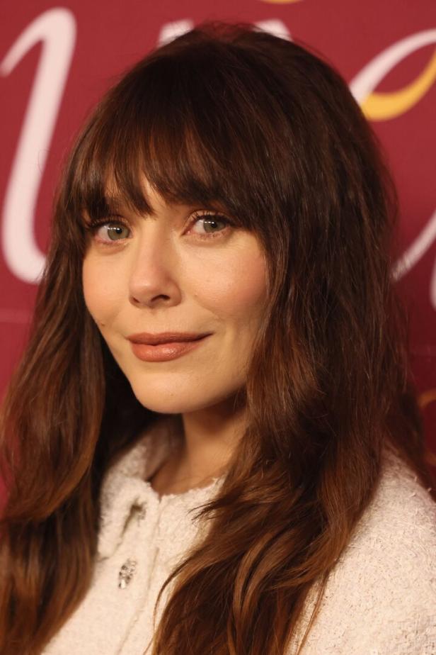 Nahaufnahme von Elizabeth Olsen mit braunen Haaren und Pony.