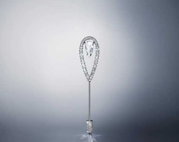 Erstmals dürfen auch die Jungherren beim Opernball 2025 funkeln: Swarovski hat passend zur Tiara eine Anstecknadel entworfen.