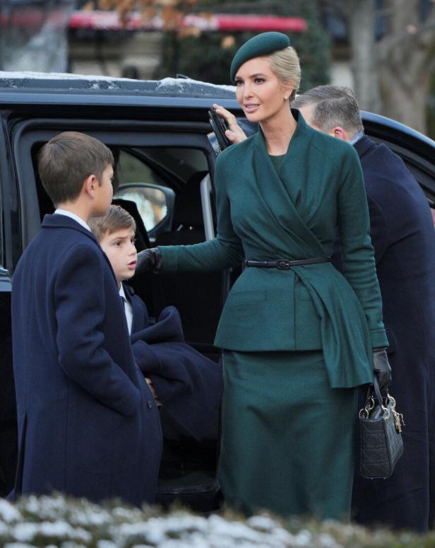 Ivanka Trump steigt mit ihren Söhnen aus einem Auto.