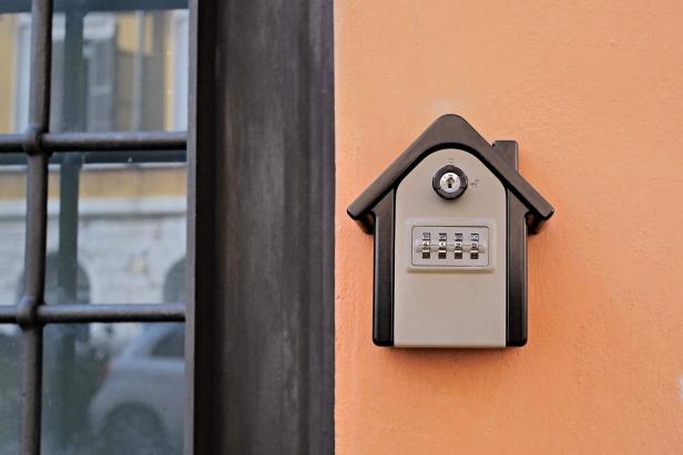 Eine Schlüssel-Box ist an der Fassade eines Gebäudes montiert 