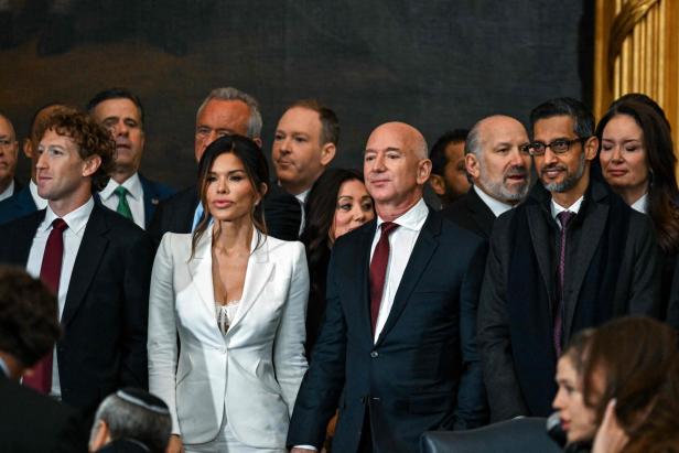 Eine Gruppe von Führungskräften, darunter Mark Zuckerberg, Jeff Bezos und Sundar Pichai, posiert für ein Foto.