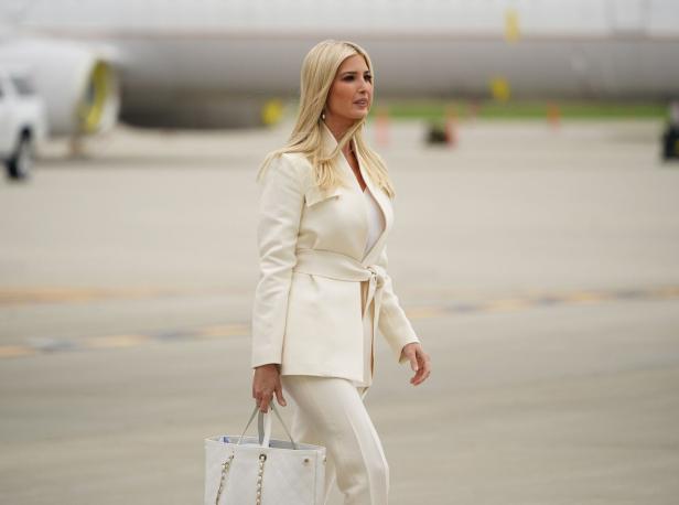 Ivanka Trump geht mit einer Handtasche über ein Flugfeld.