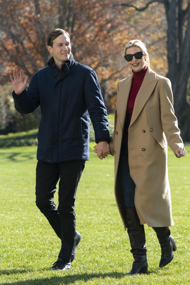 Ivanka Trump und Jared Kushner spazieren händchenhaltend auf einer Wiese.