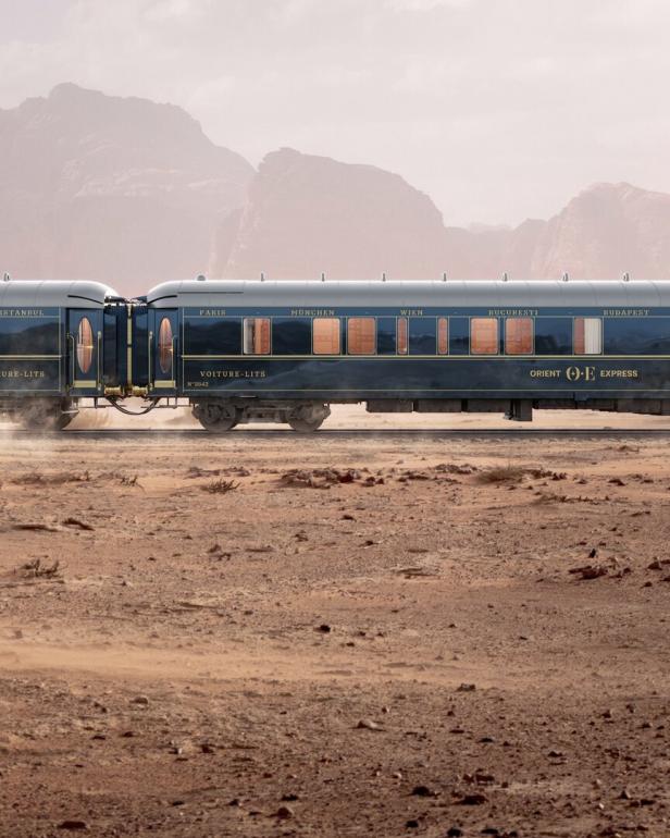 Der Orient-Express fährt durch eine Wüstenlandschaft.