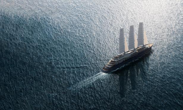Ein Segelschiff fährt auf dem offenen Meer.