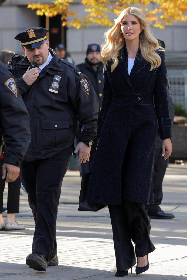 Ivanka Trump geht in Begleitung von Polizisten die Straße entlang.