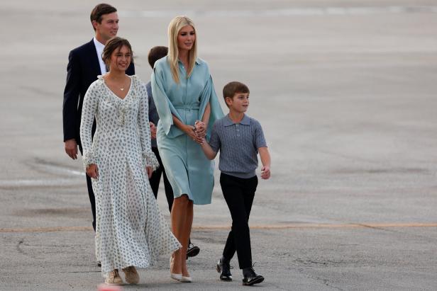 Ivanka Trump mit ihrer Familie auf einem Flugfeld.