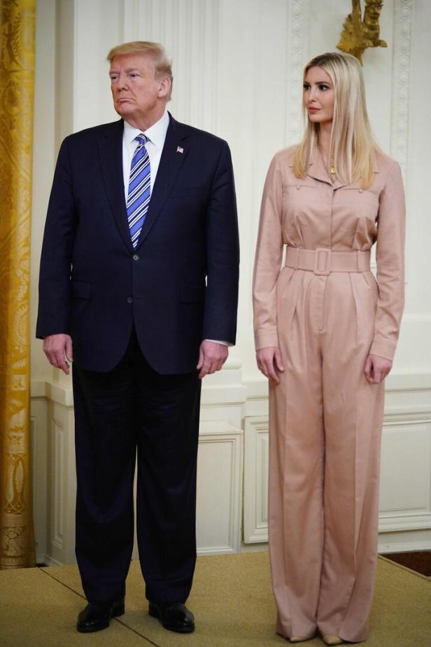 Donald Trump und Ivanka Trump stehen nebeneinander in einem Raum.