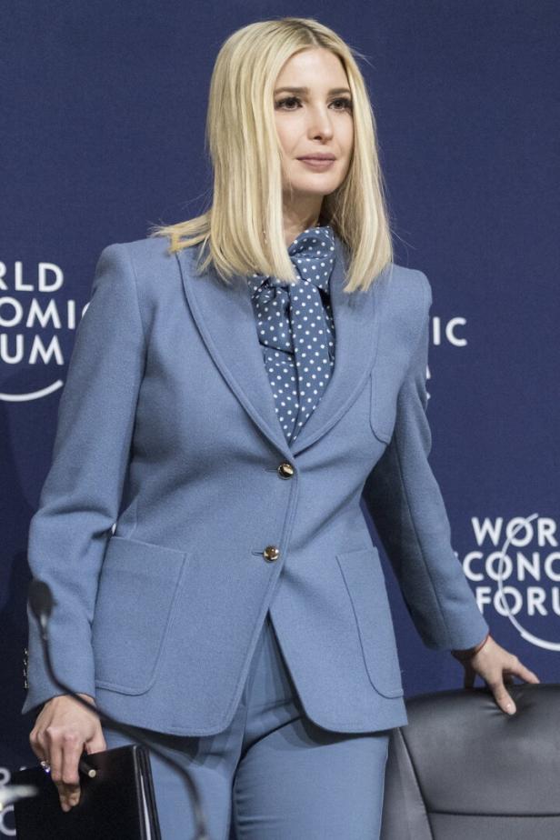 Ivanka Trump in einem hellblauen Hosenanzug vor einem Hintergrund des Weltwirtschaftsforums.