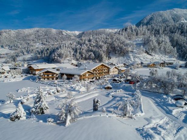 Das Familotel Landgut Furtherwirt in Kirchdorf in Tirol unter einer Schneedecke.