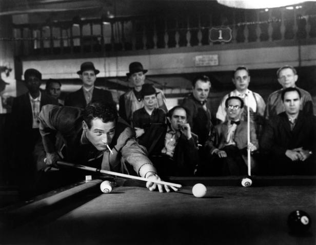 Paul Newman als „Fast Eddie“ Felson beim Billardspiel im Film „The Hustler“.