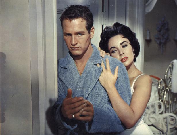 Paul Newman im Bademantel mit Elizabeth Taylor im Film „Die Katze auf dem heißen Blechdach“.