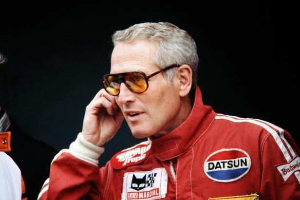 Paul Newman in Rennfahrerjacke und Sonnenbrille.