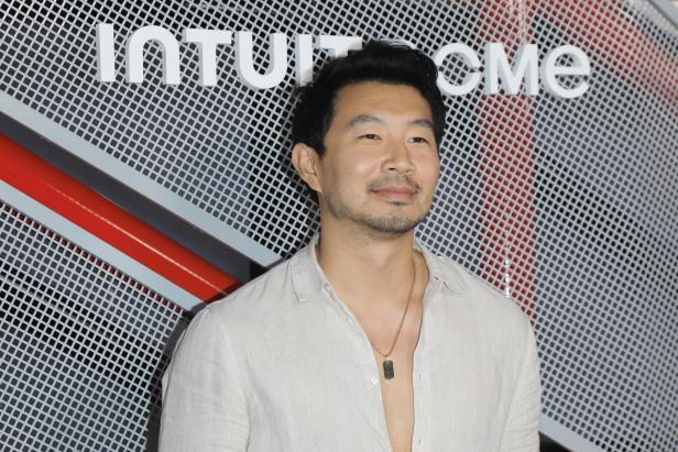 Simu Liu Männliche Schauspieler wehren sich gegen Bodyshaming