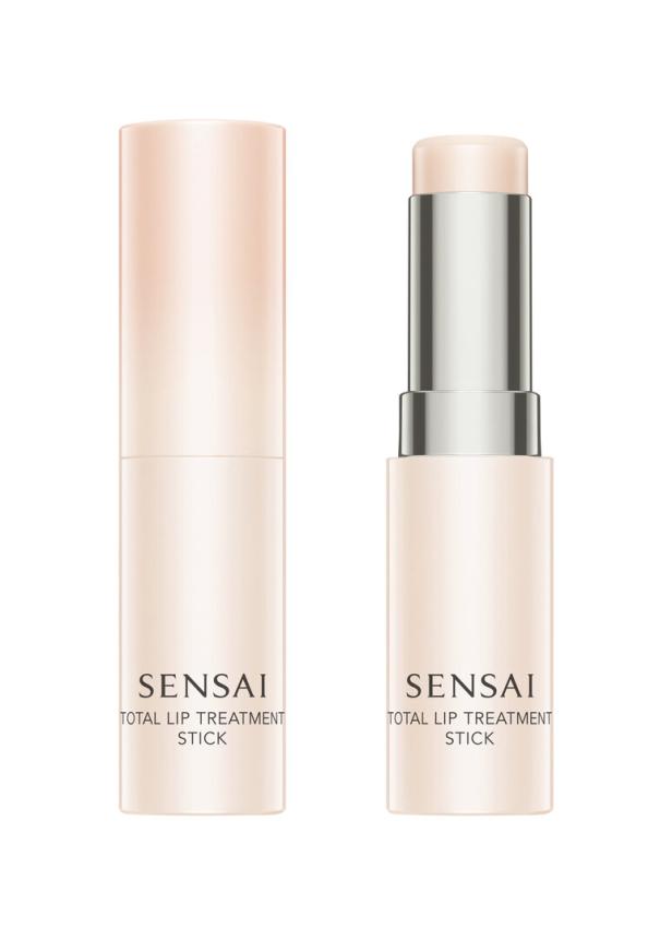 Zwei „Sensai Total Lip Treatment Stick“-Lippenpflegestifte, einer mit und einer ohne Deckel.