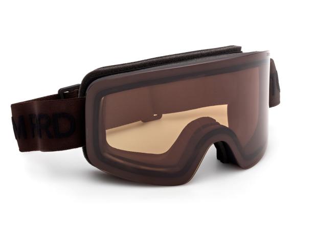 Eine braune Skibrille der Marke Tom Ford liegt auf einem weißen Hintergrund.