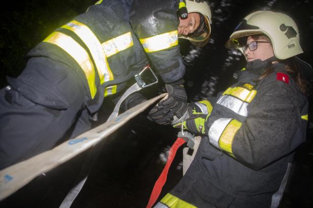 Frauen bei der Feuerwehr: "Im Worst Case muss sie mich herausziehen können"