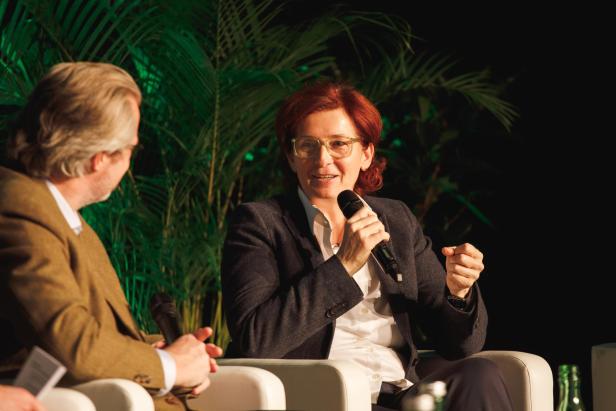 Wirtschaftsforscherin Sigrid Stagl von der WU Wien bei einer Paneldiskussion zum Auftakt der Messe KlimaZukunft Österreich in Wien