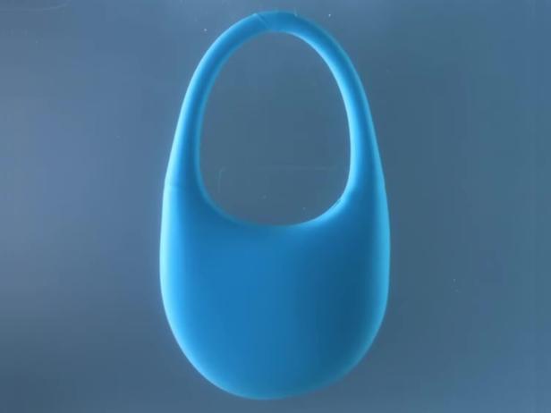 Eine blaue Handtasche vor einem blauen Hintergrund.