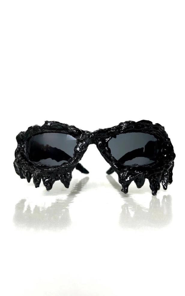 Eine schwarze Sonnenbrille mit einem ungewöhnlichen, tropfenartigen Design.