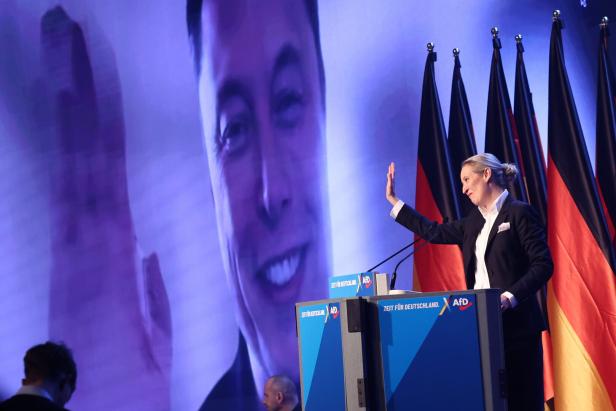 Alice Weidel beim Wahlkampfauftakt in Halle am 25. Januar 2025 mit Live-Schlatung zu Elon Musk.