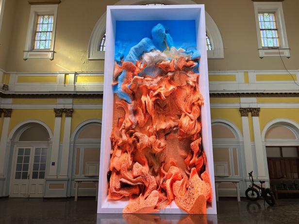 Videoinstallation von Refik Anadol im einstigen Warteraum am Bahnhof Alsancak